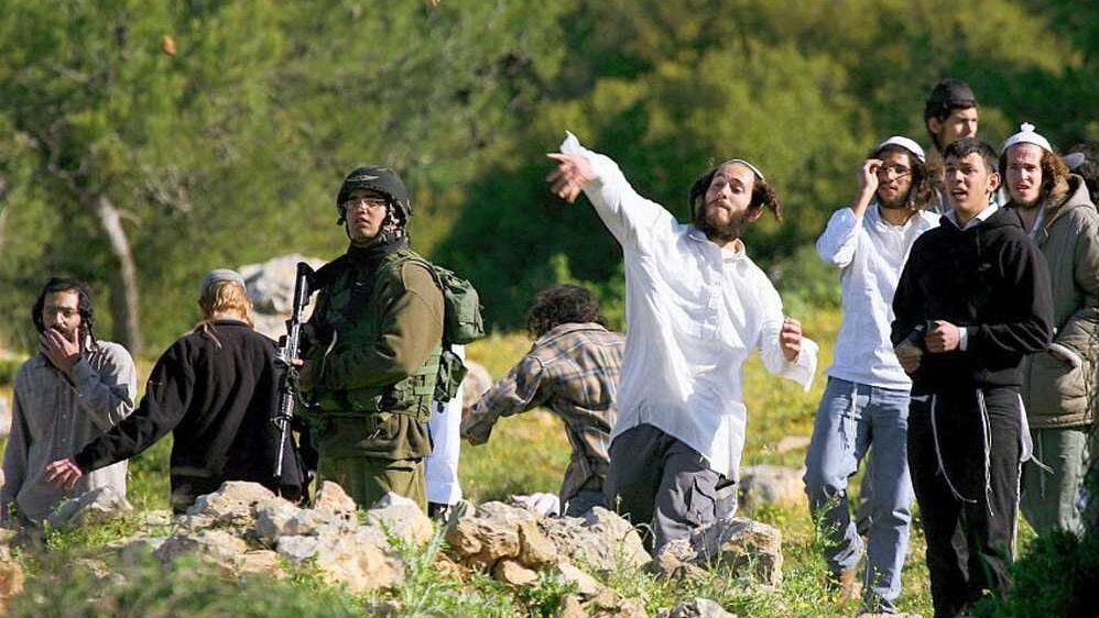 شهيد و14 إصابة في هجوم للمستعمرين على قاطفي الزيتون في برقة ورامين