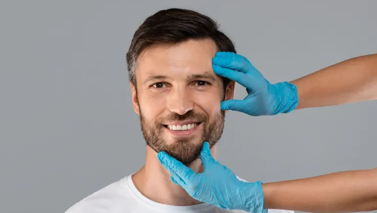 شباب بلا وجه أملس.. لماذا يتجه الرجال إلى عمليات شد الوجه؟