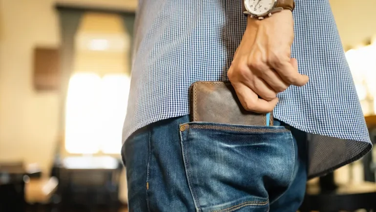 جيبك ليس مخزنا.. 5 أشياء قد تسبب لك المتاعب دون أن تشعر
