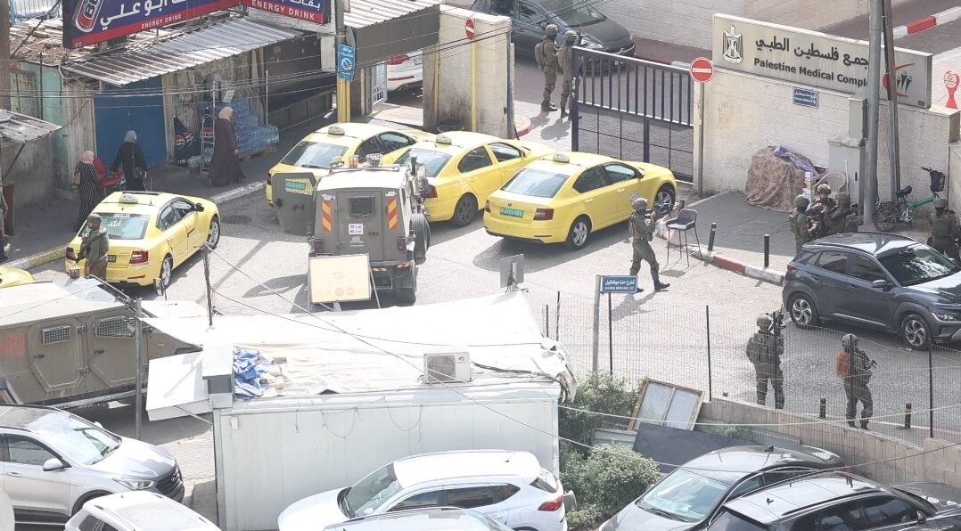 الاحتلال يقتحم ساحة مجمع فلسطين الطبي وينشر قناصته