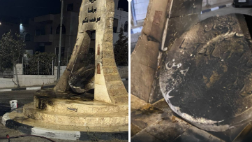 مستعمرون يحرقون نصبًا ترحيبيًا في قرية برقا شرق رام الله