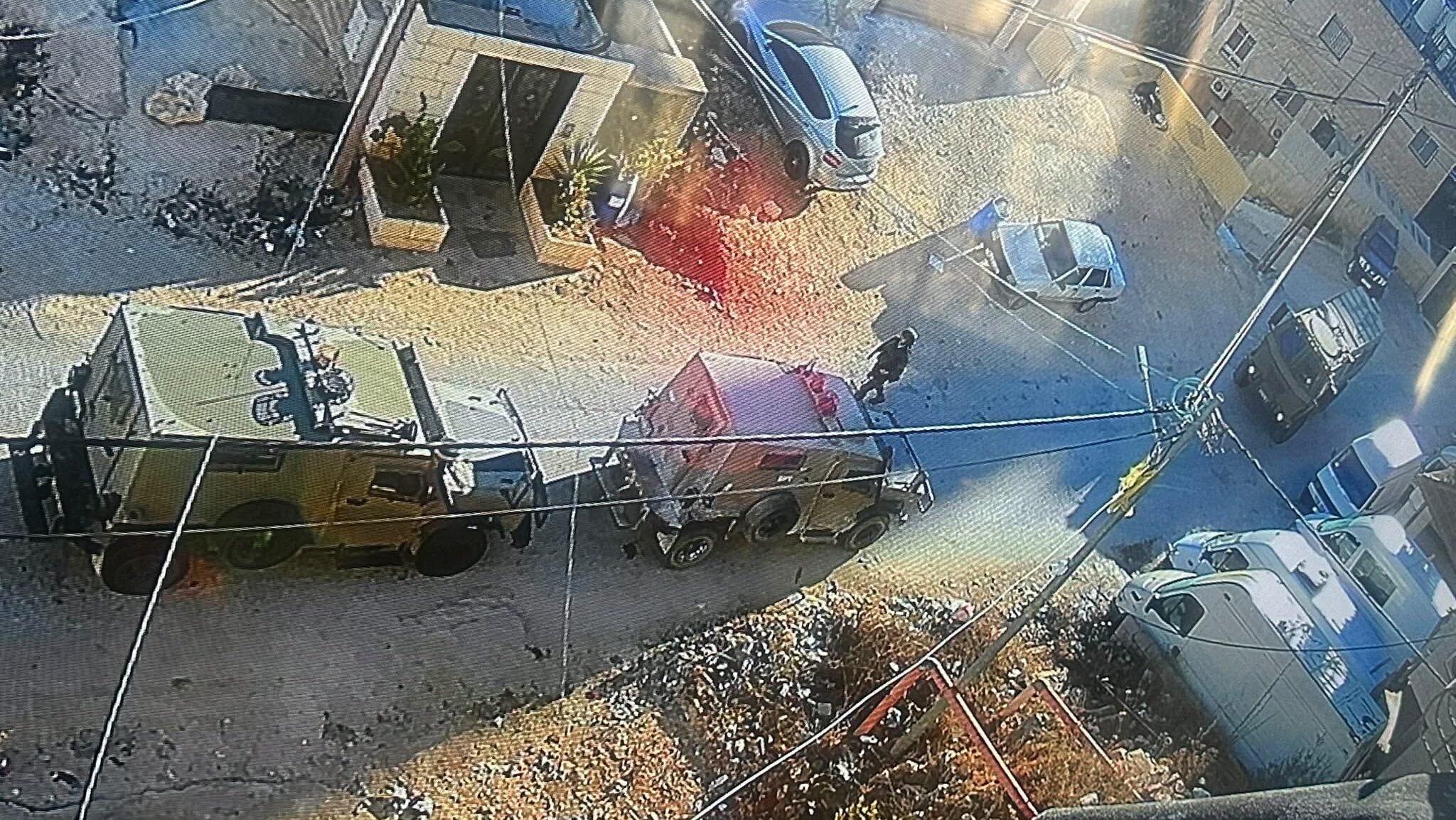 الاحتلال يعتقل مواطنين بينهم صحفي ويهدم نصب تذكارية لشهداء في نابلس ويفرض حظرا للتجول