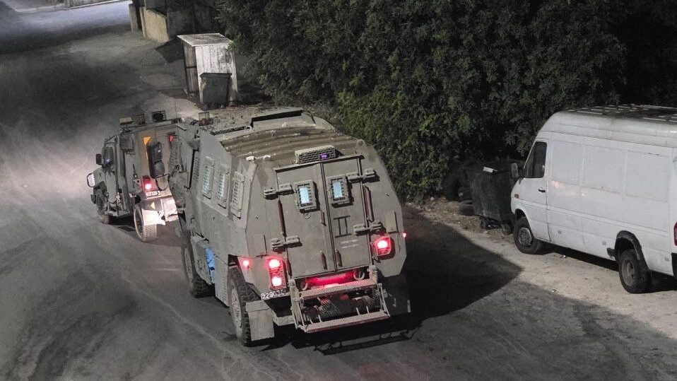 الاحتلال يداهم عشرات المنازل في المغير شمال شرق رام الله
