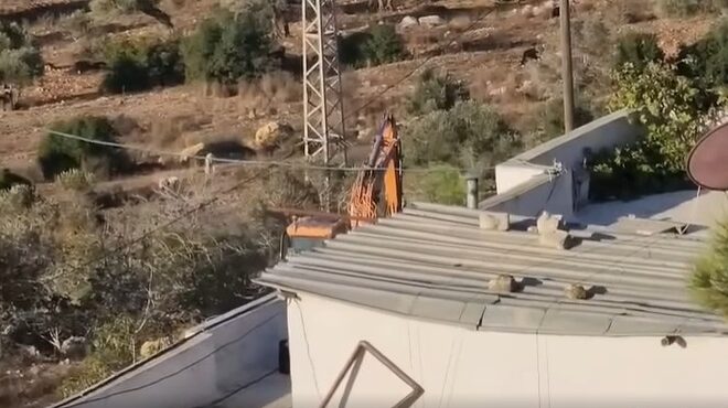 مستعمرون يجرفون أراضي في قرية أم صفا شمال غرب رام الله.