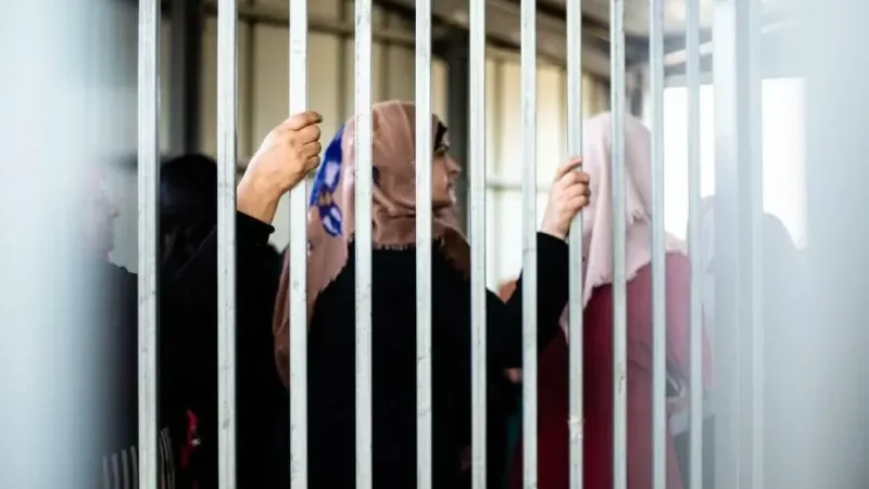 إعلام الأسرى: الاحتلال ينزع حجاب أسيرات ويعتدي عليهن بحجة "الشعر المجدل"
