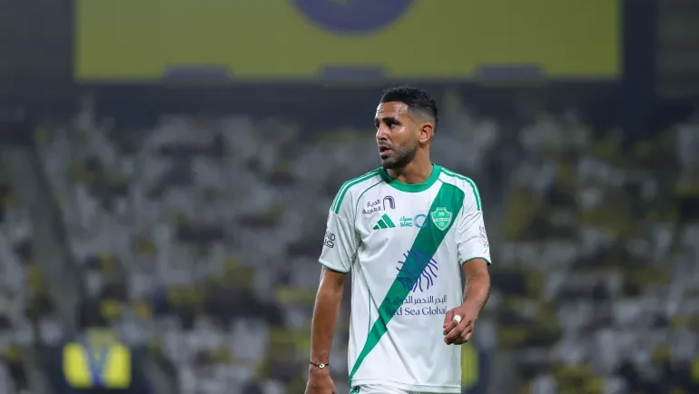 بعد انتهاء تجربته في السعودية.. الجزائري رياض محرز على أعتاب الدوري القطري