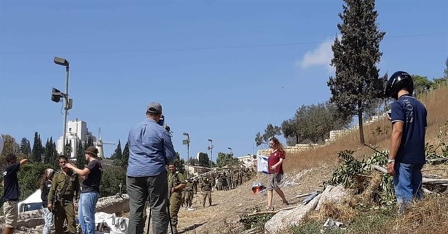 مستعمرون يغلقون حي واد الربابة في سلوان بالكامل