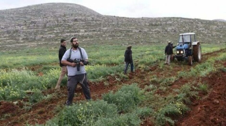 مستعمرون يسرقون جراراً زراعياً ويعطلونه شرق قلقيلية