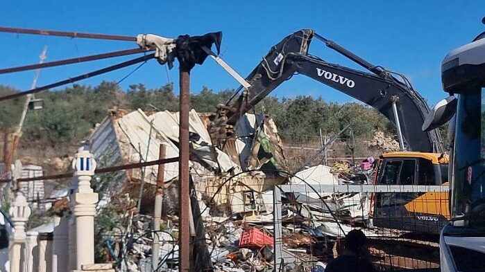 الاحتلال يشرع بهدم منشآت زراعية وتجارية قرب قرية حداد السياحية جنوب جنين