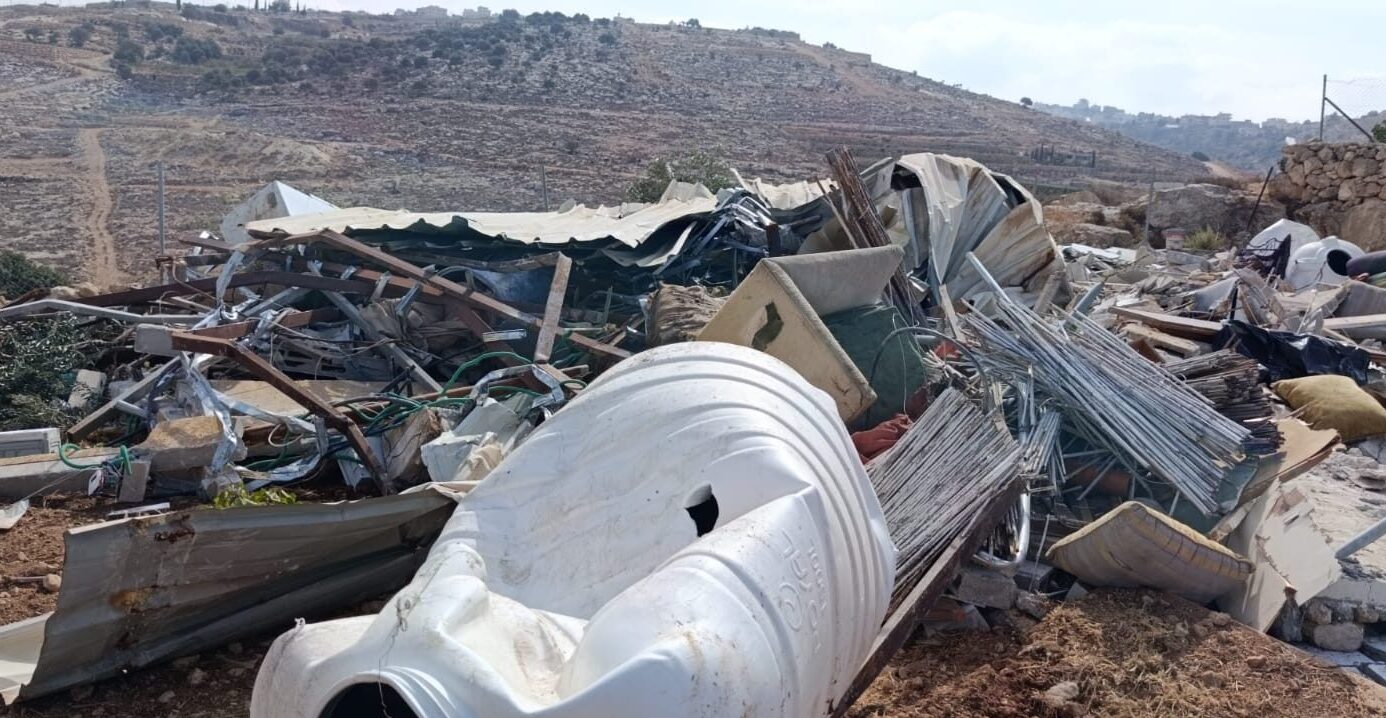 مستعمرون يسرقون الزيتون ويحطمون مركبة مدرسية.. والاحتلال يهدم منشآت زراعية ويقتلع أشجارا غرب الخليل